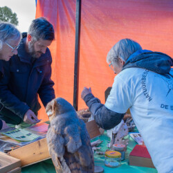 Vrijwilligers geven met enthousiasme uitleg aan de bezoekers