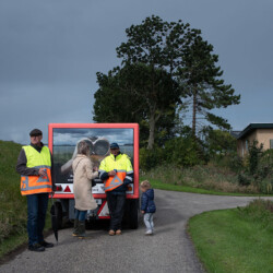 Bezoekers stappen in om deel te nemen aan mini-excursies