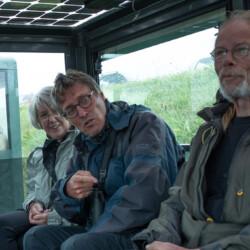 Tijdens de rit naar de strekdammen of Gemaal van Campen een moment van bijpraten